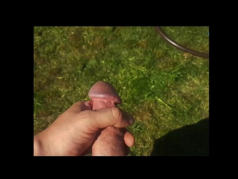 ❤️ گرم hottie پنهنجي گلابي pussy fucked حاصل ڪري ۽ هڪ اونهاري جي باغ ۾ squirt سان cums ❤ معياري فحش